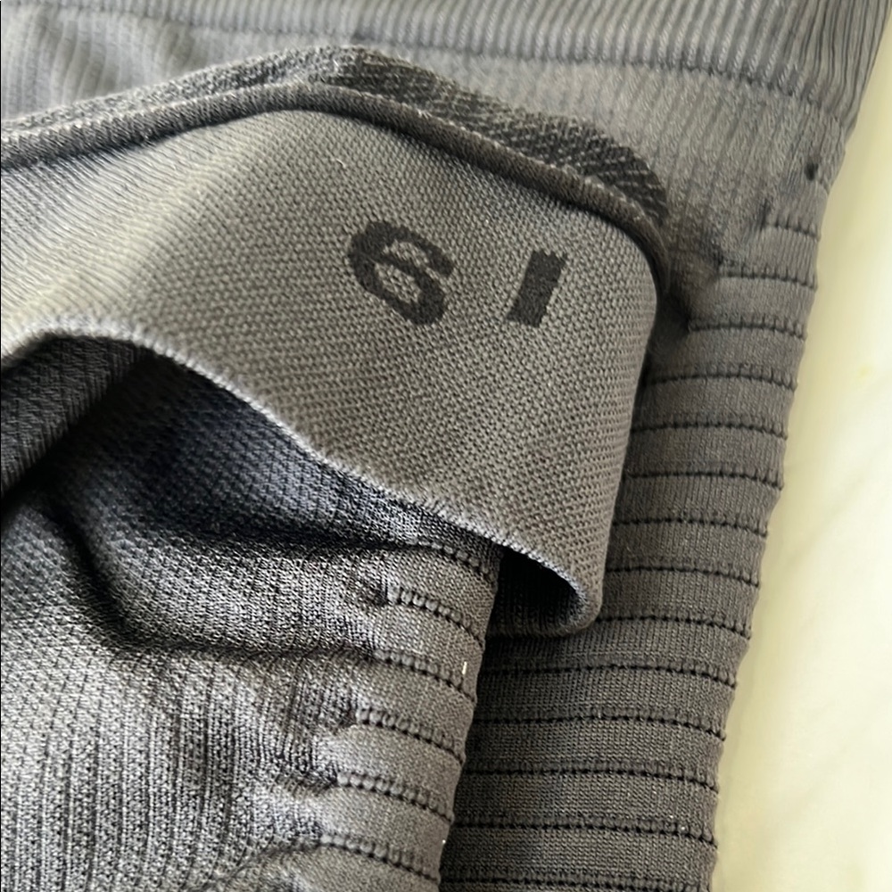 Lululemon Cropped “Seamless”Leggings - Picture 6 of 6